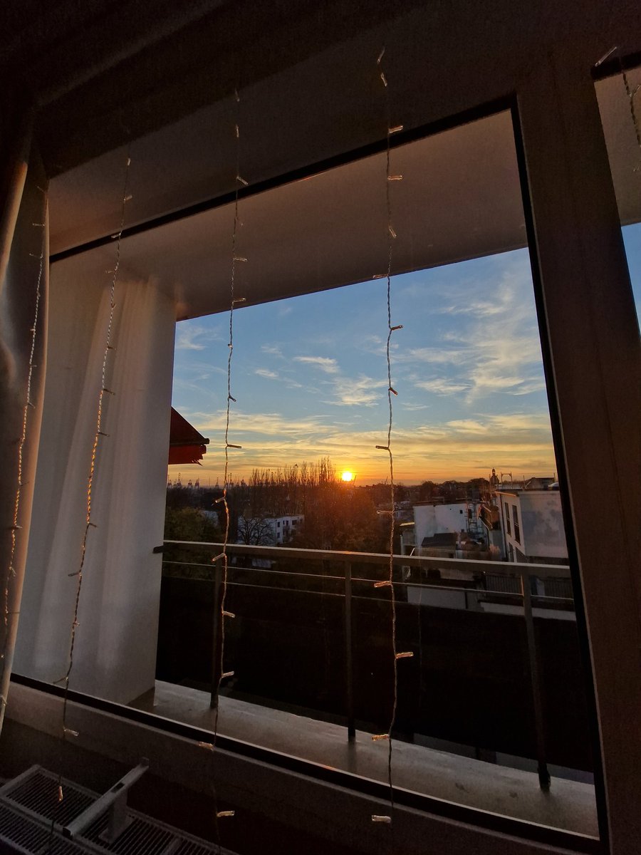 hab zwar immer noch kein richtiges internet in meiner wohnung, aber wenigstens ist mein ausblick absolut atemberaubend