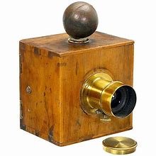 RealPreCinema's tweet photo. The shape of the opening of the glass chamber allows oval shots of 3.94 x 2.76 inches. Focusing is provided by a #cogwheel knob (both images) and shuttering is achieved with the #lenscap.
The back of the camera often had a window (sometimes coloured yellow or red) through which the operator could monitor the development.
Different plate-sizes and models were made: e.g., โ 1 for very small circular plates, โ 2 50ร50 mm, โ 3 carte-de-visite size.