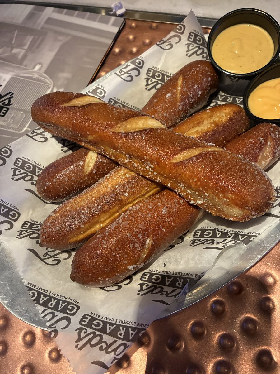 PretzelTakes's tweet photo. Ford’s Garage, Edsel’s Hot Pretzels: great flavor, hot and fresh out of the oven, a tad over-salted, 7.9/10 https://t.co/4hqMle0P5h