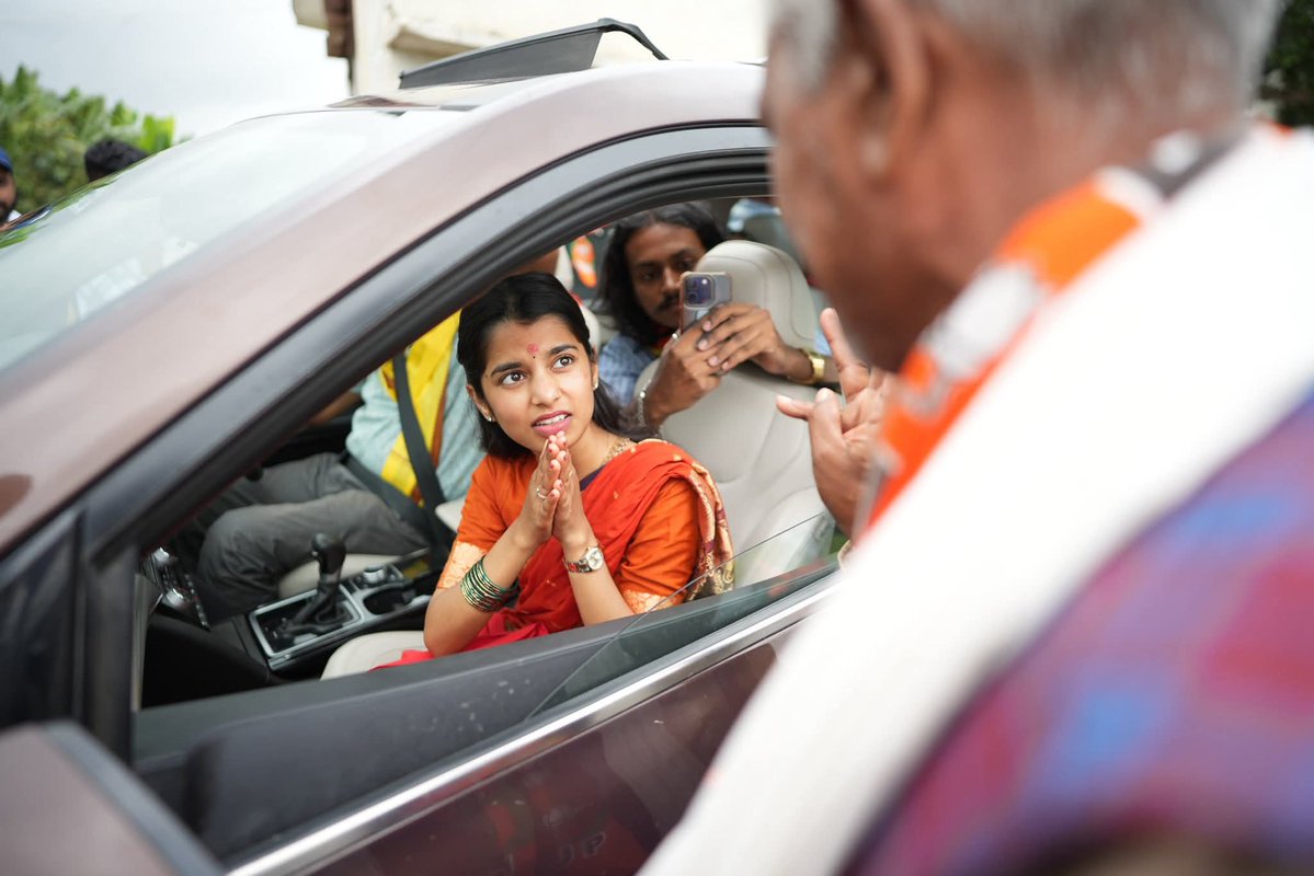 बिहार विधानसभा चुनावों का पहला रुझान दरभंगा की अलीनगर सीट यहां से लोकगायिका मैथिली ठाकुर NDA की उम्मीदवार हैं।

अलीनगर से मैथिली बड़ी हार का सामना करने जा रही हैं जिसके मुख्य कारण निम्नलिखित हैं। 

- बाहरी होना
- अनुभव की कमी 
- प्रचार के लिए कम समय मिलना
- वर्तमान विधायक का टिकट