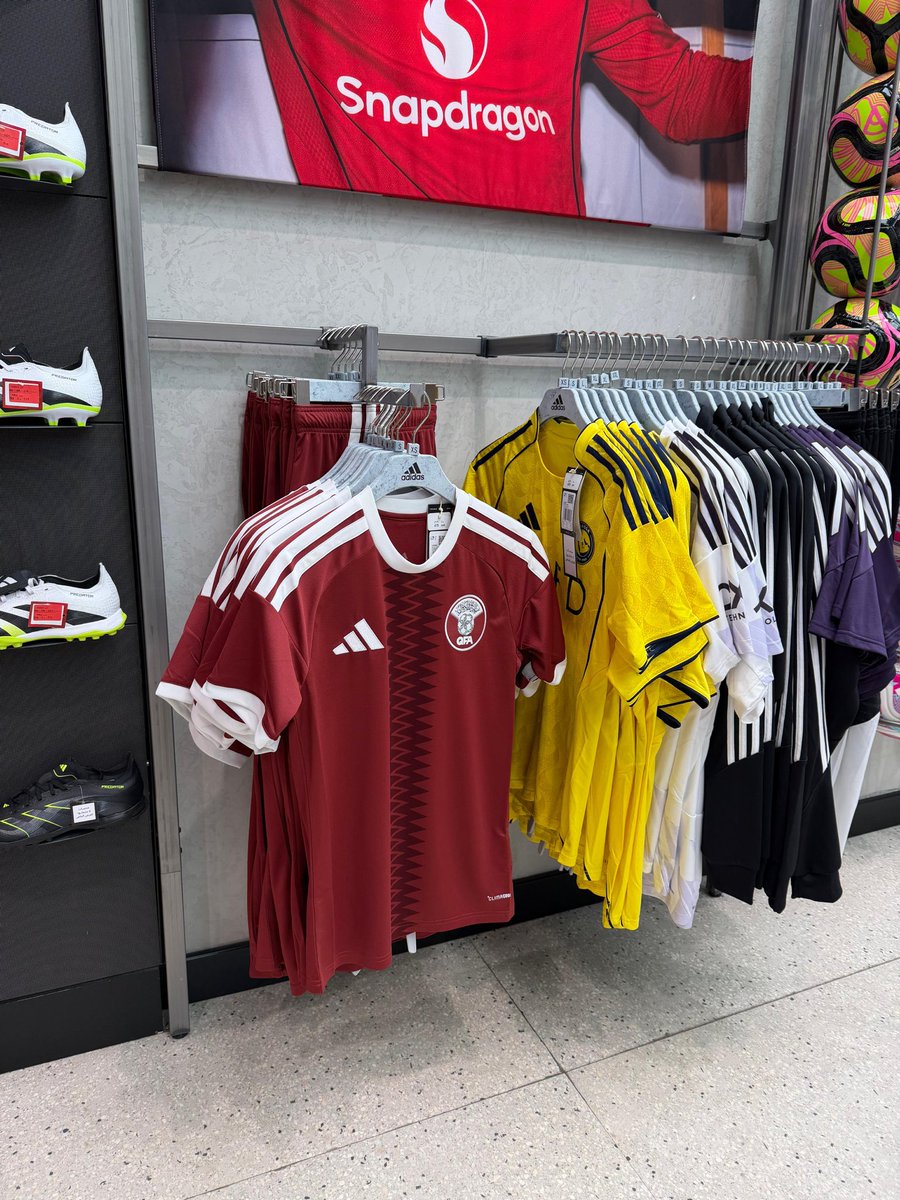 طقم العنابي الجديد متوفر للبيع في متاجر اديداس بالمجمعات التجاريه في قطر  

وخارج قطر من خلال موقع  adidas.com/qa/en/qatar-26…