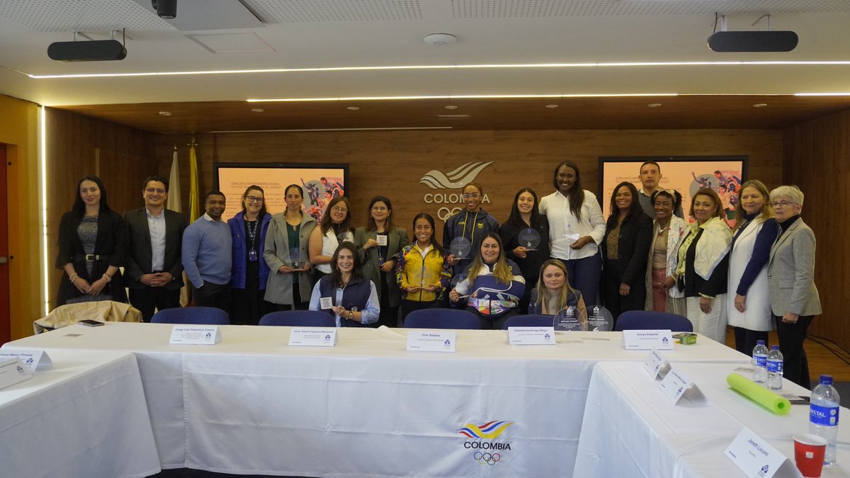 MinDeporteCol's tweet photo. 👏🏻 El evento cierra reconociendo a las deportistas presentes como abanderadas de la igualdad de género en el deporte, con una distinción simbólica como embajadoras de esta causa.
Las personas, mayores de 18 años, pueden acceder a #TuVozTransforma aquí: https://t.co/ii9FD1W6Wa https://t.co/GEuiZVPiwx