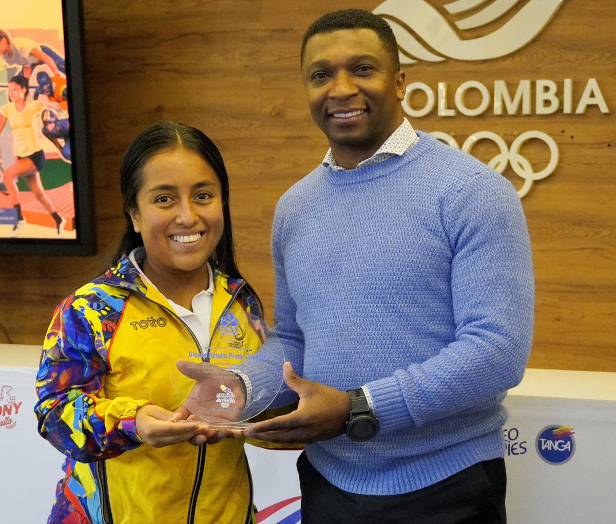 MinDeporteCol's tweet photo. 👏🏻 El evento cierra reconociendo a las deportistas presentes como abanderadas de la igualdad de género en el deporte, con una distinción simbólica como embajadoras de esta causa.
Las personas, mayores de 18 años, pueden acceder a #TuVozTransforma aquí: https://t.co/ii9FD1W6Wa https://t.co/GEuiZVPiwx