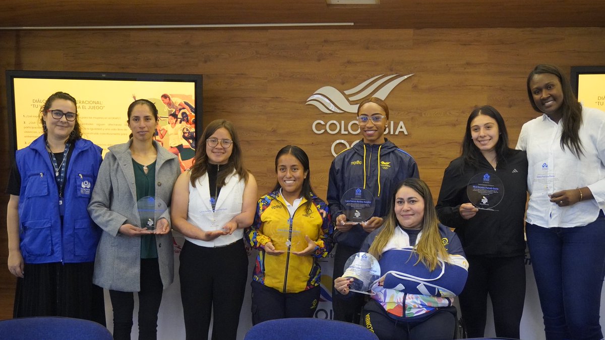 MinDeporteCol's tweet photo. 👏🏻 El evento cierra reconociendo a las deportistas presentes como abanderadas de la igualdad de género en el deporte, con una distinción simbólica como embajadoras de esta causa.
Las personas, mayores de 18 años, pueden acceder a #TuVozTransforma aquí: https://t.co/ii9FD1W6Wa https://t.co/GEuiZVPiwx