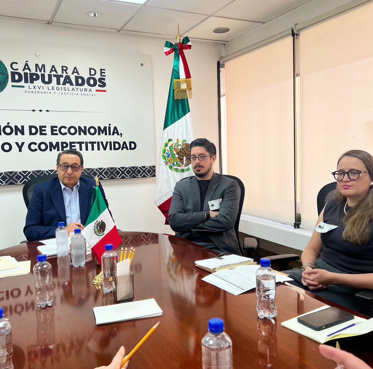 PedroCasas's tweet photo. Reunión de trabajo con la Comisión de Economía en @Mx_Diputados encabezada por el Diputado @MiguelSalimGto. Hablamos sobre la iniciativa de aranceles a países con quienes no tenemos un acuerdo comercial. https://t.co/3cVaxflEM0