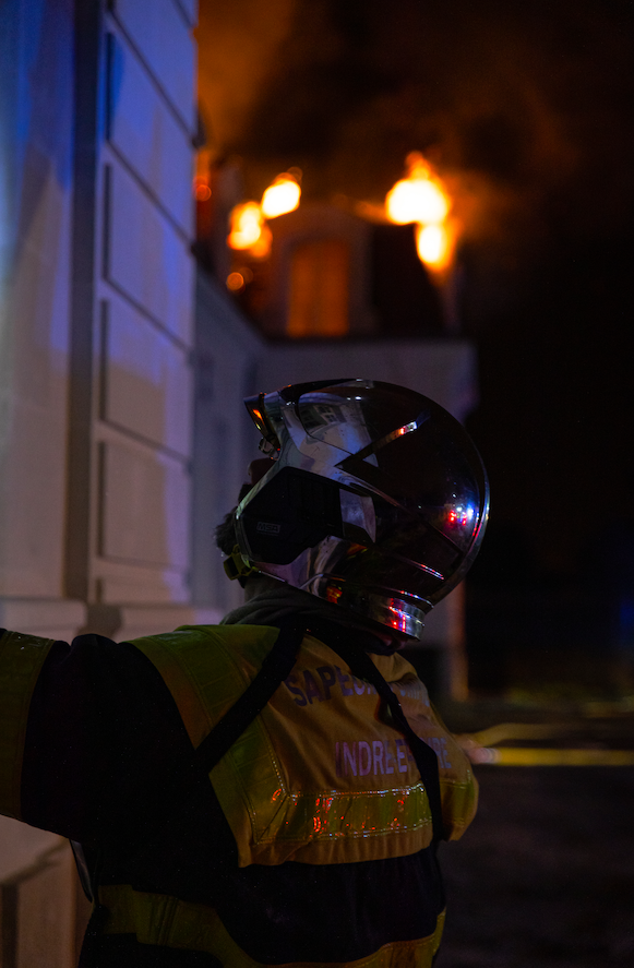 rescue18com's tweet image. 📸 #jeudiphoto 

Un instant suspendu, capté en pleine intervention. 
Le feu, la nuit, et la posture d’un sapeur-pompier face à l’imprévisible. 
Une image forte, qui illustre la tension, la concentration et la présence dans l’action.

📷 Crédit photo : @VLmbd  / SDIS 37