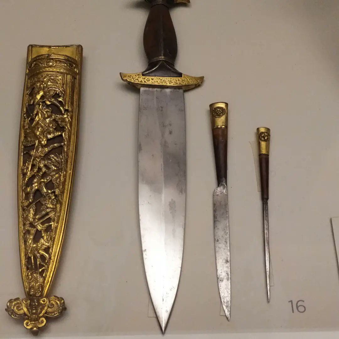 Knightly_Hist's tweet image. A beautiful swiss dagger with matching scabbard and byknives held housed at Museo Lázaro Galdiano, in Madrid, Spain.

This exact model has been reproduced a few times.