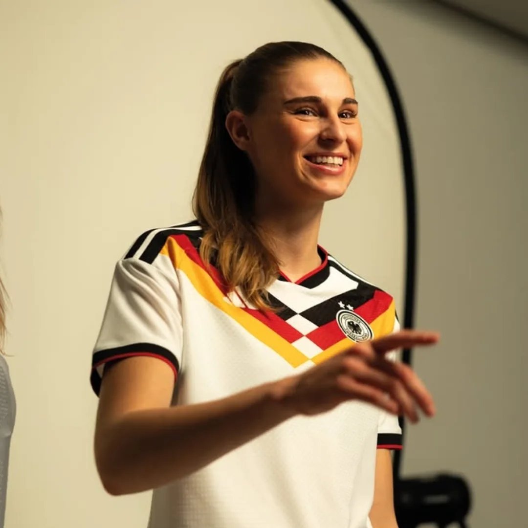 La nueva camiseta de la Selección de Alemania con Adidas, presentada por las jugadoras de su combinado nacional femenino.

CAMISETÓN 👕🇩🇪