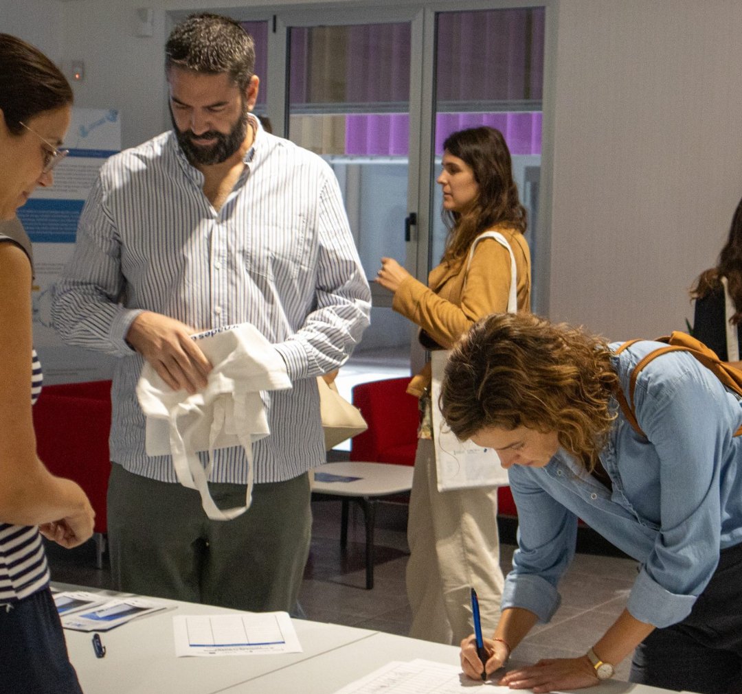 AIJU_Tecnologi's tweet image. ¿Cómo puede la #tecnología ayudar a mantener la autonomía y el bienestar?
El proyecto #cuidAR combina #inteligenciaartificial generativa y realidad extendida (XR) para crear entornos inmersivos personalizados que se adaptan en tiempo real a cada persona.

#AijuTecnología