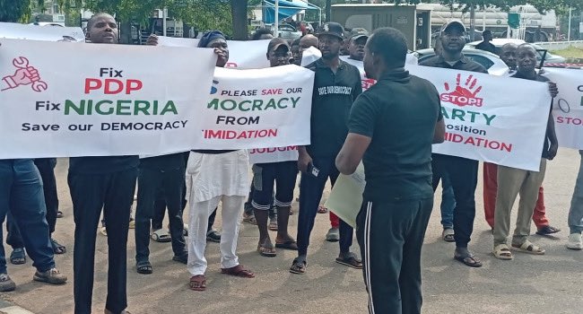 instablog9ja's tweet image. PDP Members Protest At US Embassy, Seek International Support For Nigeria’s Democracy

Members of the Peoples Democratic Party (PDP) on Thursday staged a peaceful protest at the United States Embassy in Abuja.
The protesters called on the international community to help protect…