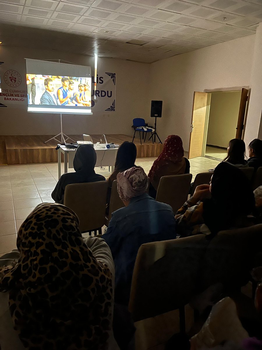 Öğrencilerimize sınavları öncesinde farkındalık kazandırmak amacıyla Yerdeki Yıldızlar filmini izlettik. Her çocuğun kendine özgü bir dünyası ve parlayan bir yönü olduğunu hatırlatan bu film, öğrencilerimizde derin bir etki bıraktı. 🌟🎬

📍Eşref Bitlis Yurdu

#GSBYurtları