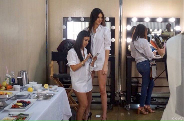 planetKourt's tweet photo. Happy birthday @KendallJenner ❤️🌹 @kourtneykardash https://t.co/d5eHwA3Wad
