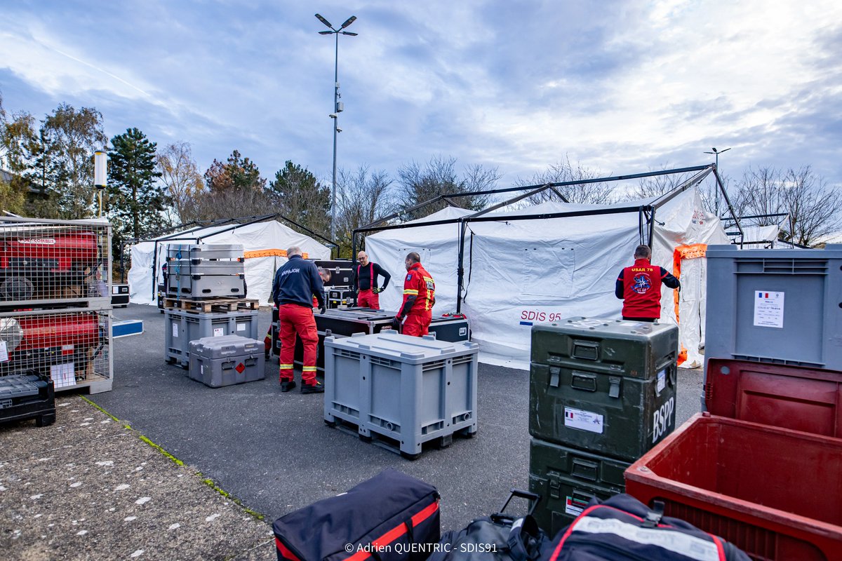 pompiers78's tweet photo. #Insarag | Pendant 36h, le détachement HUSAR FRA-11 a réalisé un exercice Insarag, accréditation permettant d'intervenir sur des catastrophes naturelles.
➡️ Hier, les autorités des Sdis franciliens et le chef @ZDS_Paris étaient sur place pour observer leur travail.
📸 : Sdis 91 https://t.co/hfvWntZwun