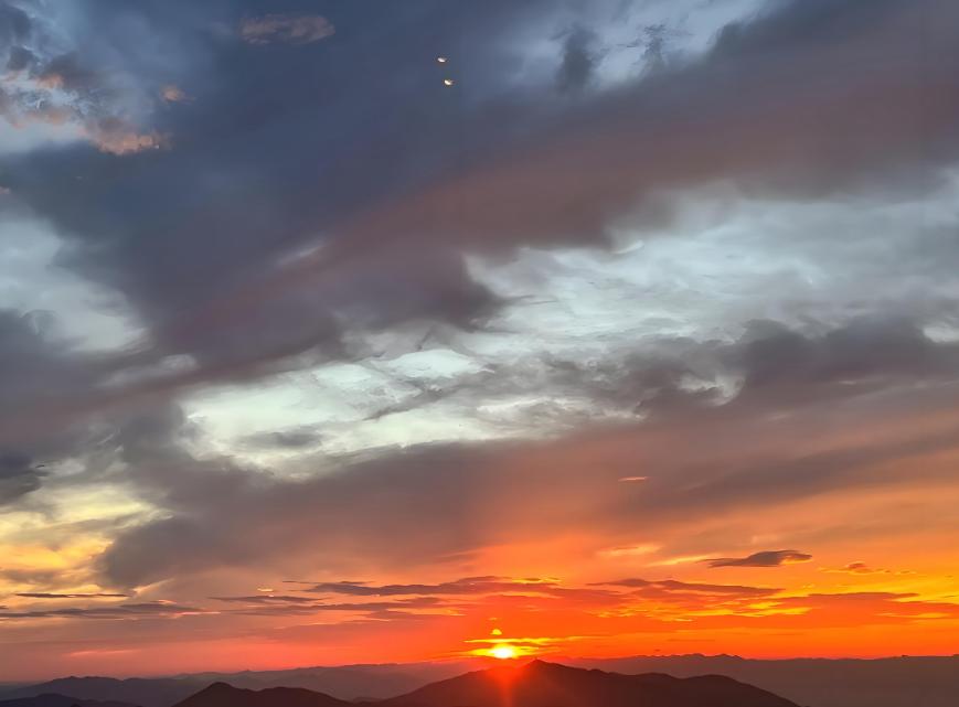 csyeoada's tweet image. Morning breaks over Los Angeles, painting the sky with colors you can feel.
A quiet sunrise, a new beginning, and a reminder that even the softest light can move mountains.