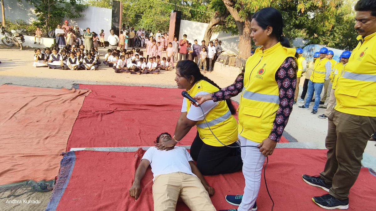 drmgtl's tweet image. A Civil Defence demonstration was conducted at Railway School, Guntakal on 06.11.2025, where students learned essential rescue and safety techniques, including ground rescue methods, CPR, first aid, and the operation of fire extinguishers. The students participated…