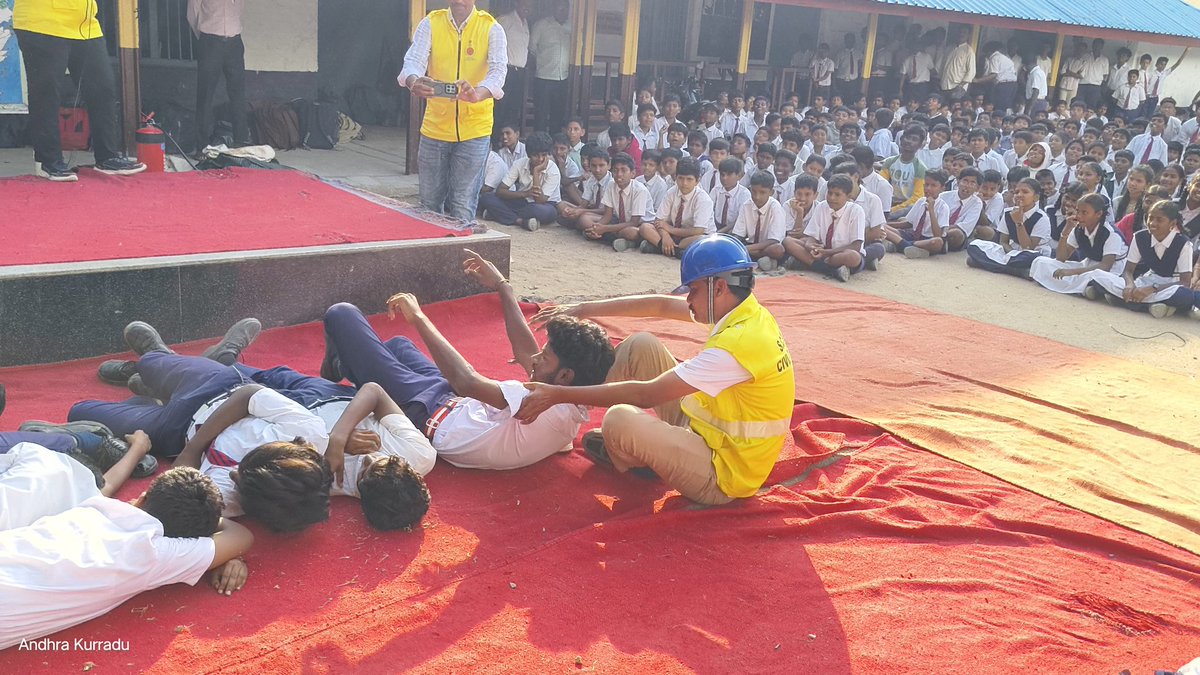 drmgtl's tweet image. A Civil Defence demonstration was conducted at Railway School, Guntakal on 06.11.2025, where students learned essential rescue and safety techniques, including ground rescue methods, CPR, first aid, and the operation of fire extinguishers. The students participated…