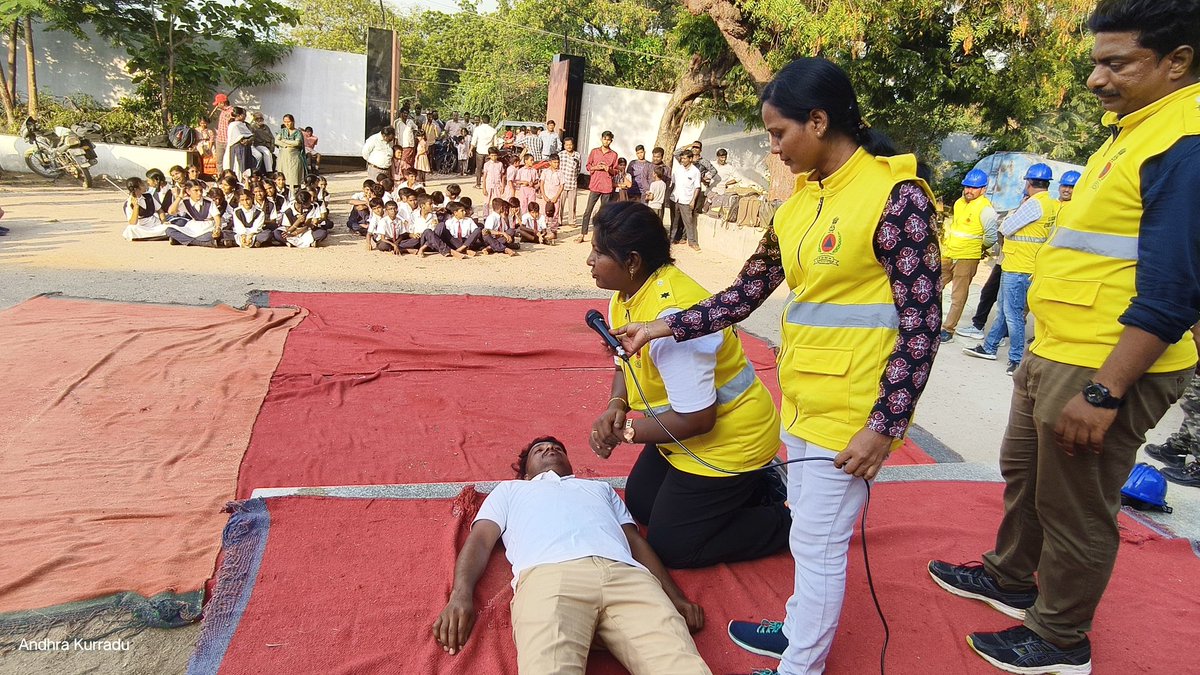 drmgtl's tweet image. A Civil Defence demonstration was conducted at Railway School, Guntakal on 06.11.2025, where students learned essential rescue and safety techniques, including ground rescue methods, CPR, first aid, and the operation of fire extinguishers. The students participated…