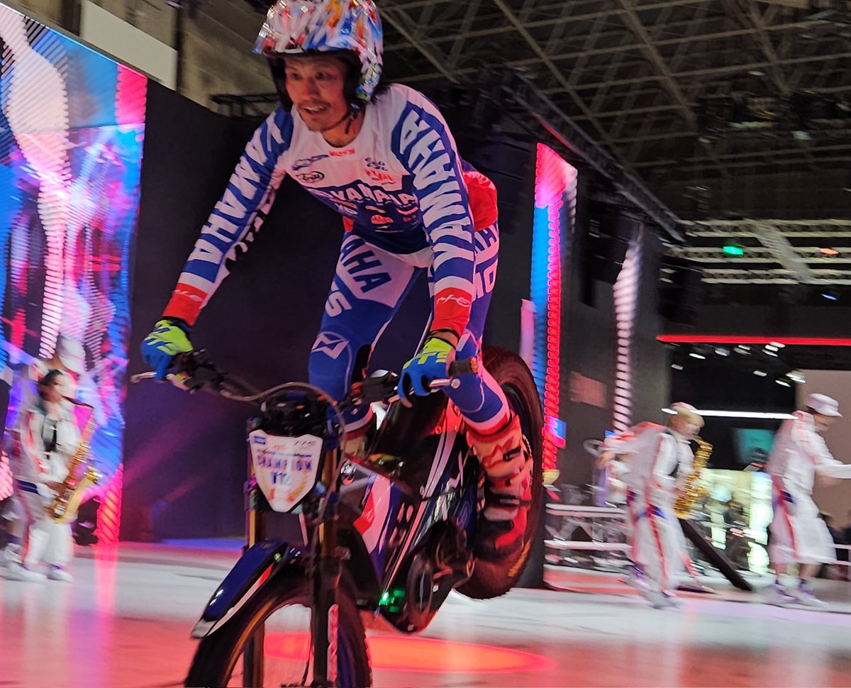 da_a_san_desu's tweet image. 先週全日本トライアル.チャンピオンに返り咲いたこの方もステージを盛り上げてました！演奏キャストやダンサーとの息もぴったり👍️
#黒山健一 選手
#YAMAHA #ステージ