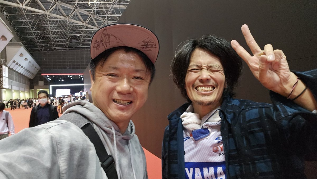 da_a_san_desu's tweet image. 先週全日本トライアル.チャンピオンに返り咲いたこの方もステージを盛り上げてました！演奏キャストやダンサーとの息もぴったり👍️
#黒山健一 選手
#YAMAHA #ステージ