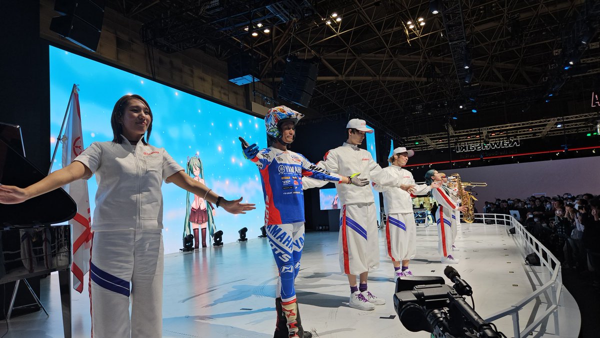 da_a_san_desu's tweet image. 先週全日本トライアル.チャンピオンに返り咲いたこの方もステージを盛り上げてました！演奏キャストやダンサーとの息もぴったり👍️
#黒山健一 選手
#YAMAHA #ステージ