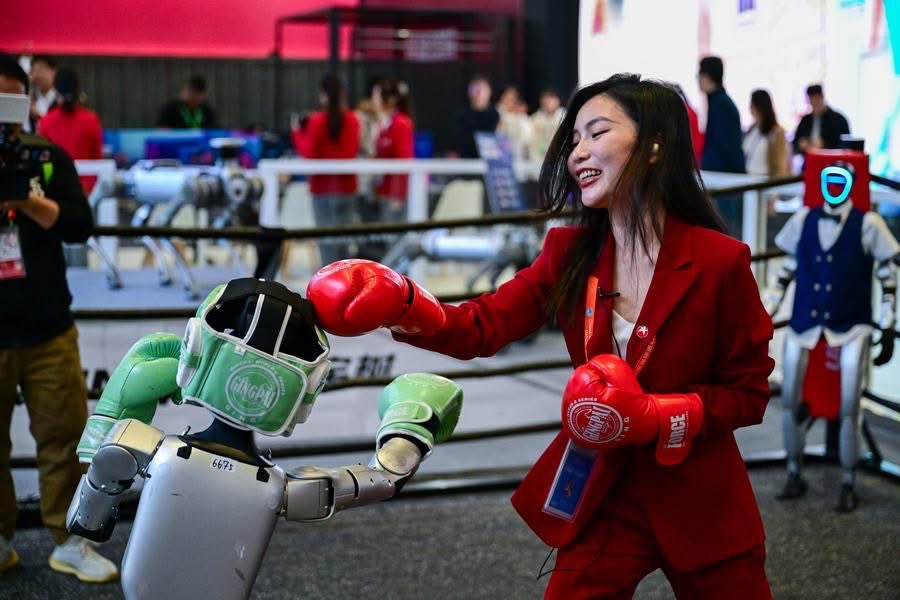 ShanghaiEye's tweet image. Straight punches, hook punches, left and right side kicks...
A fighting session, staged by two #G1 #HumanoidRobots wearing helmets and boxing gloves, won rounds of applause during the China International Import Expo (#CIIE)
#CIIE2025 #WorldEconomy #Shanghai #ThisIsShanghai…