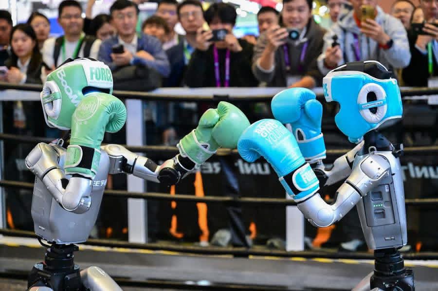 ShanghaiEye's tweet image. Straight punches, hook punches, left and right side kicks...
A fighting session, staged by two #G1 #HumanoidRobots wearing helmets and boxing gloves, won rounds of applause during the China International Import Expo (#CIIE)
#CIIE2025 #WorldEconomy #Shanghai #ThisIsShanghai…