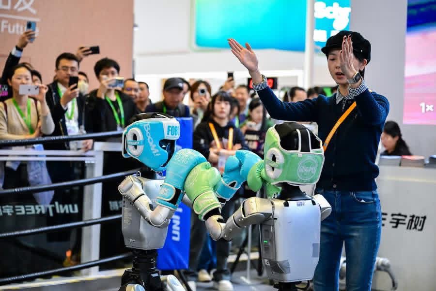 ShanghaiEye's tweet image. Straight punches, hook punches, left and right side kicks...
A fighting session, staged by two #G1 #HumanoidRobots wearing helmets and boxing gloves, won rounds of applause during the China International Import Expo (#CIIE)
#CIIE2025 #WorldEconomy #Shanghai #ThisIsShanghai…