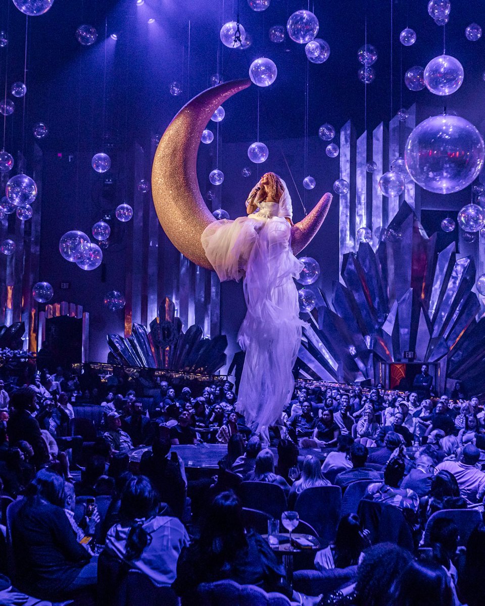LasVegasMag's tweet photo. Enter for a chance to win a pair of tickets to see @leonalewis at @VenetianVegas! Make this holiday season extra special and sing along to holiday favorites with Grammy-nominated powerhouse Leona Lewis. https://t.co/ZxpySk9mr0 https://t.co/40GU9PIVZh
