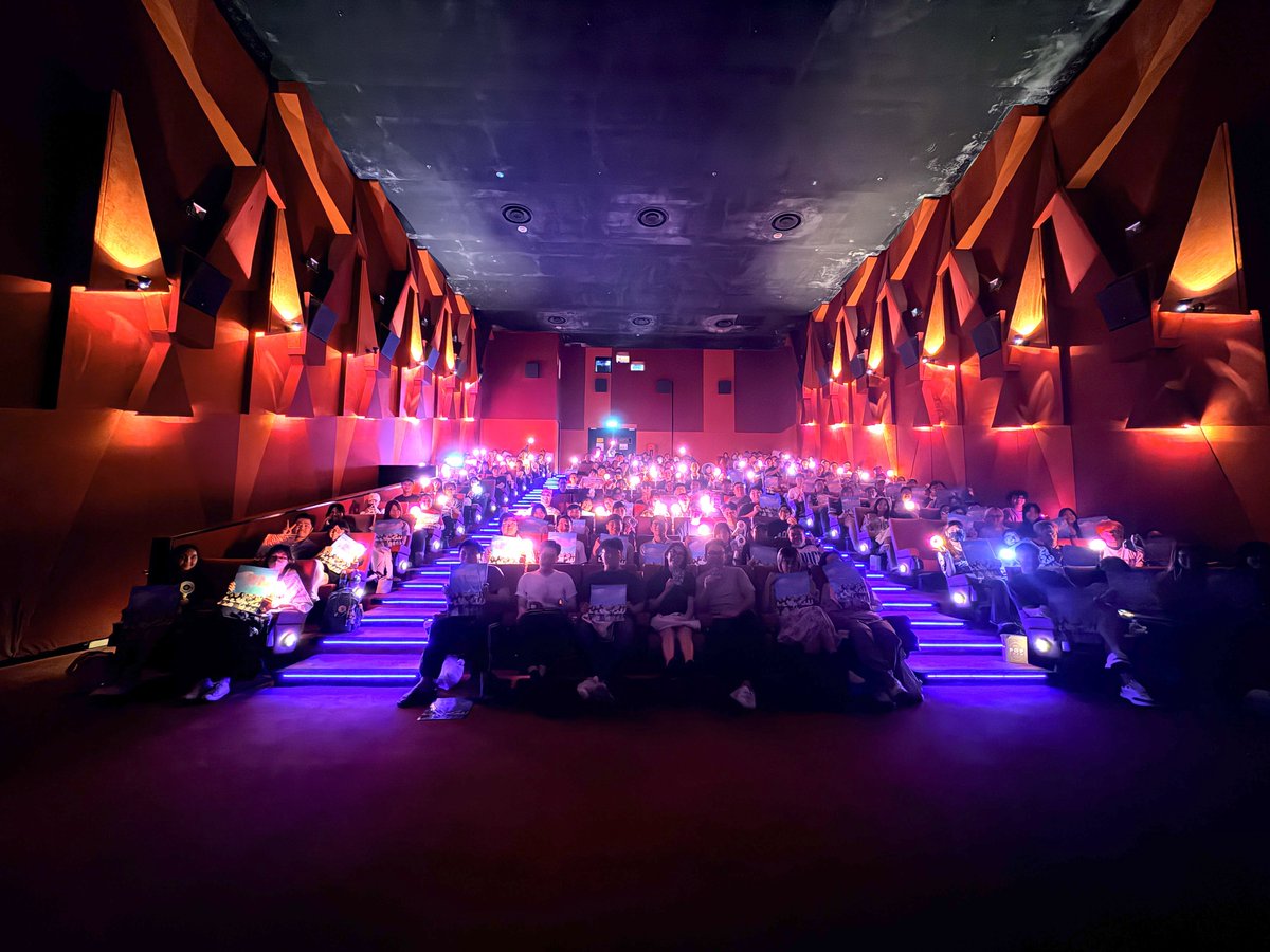 🇸🇬🍭Thank you all Singapore ONCEs for coming down to the screening of TWICE ONE IN A MILL10N Movie Screening at Cineleisure today!

트와이스 10주년 축하헤요! 싱가포르 원스들은 앞으로도 영원히 트와이스와 함께할게요! ❤️

#ONEINAMILL10N #TWICE #트와이스 #TWICEinSG <a href="/JYPETWICE/">TWICE</a>