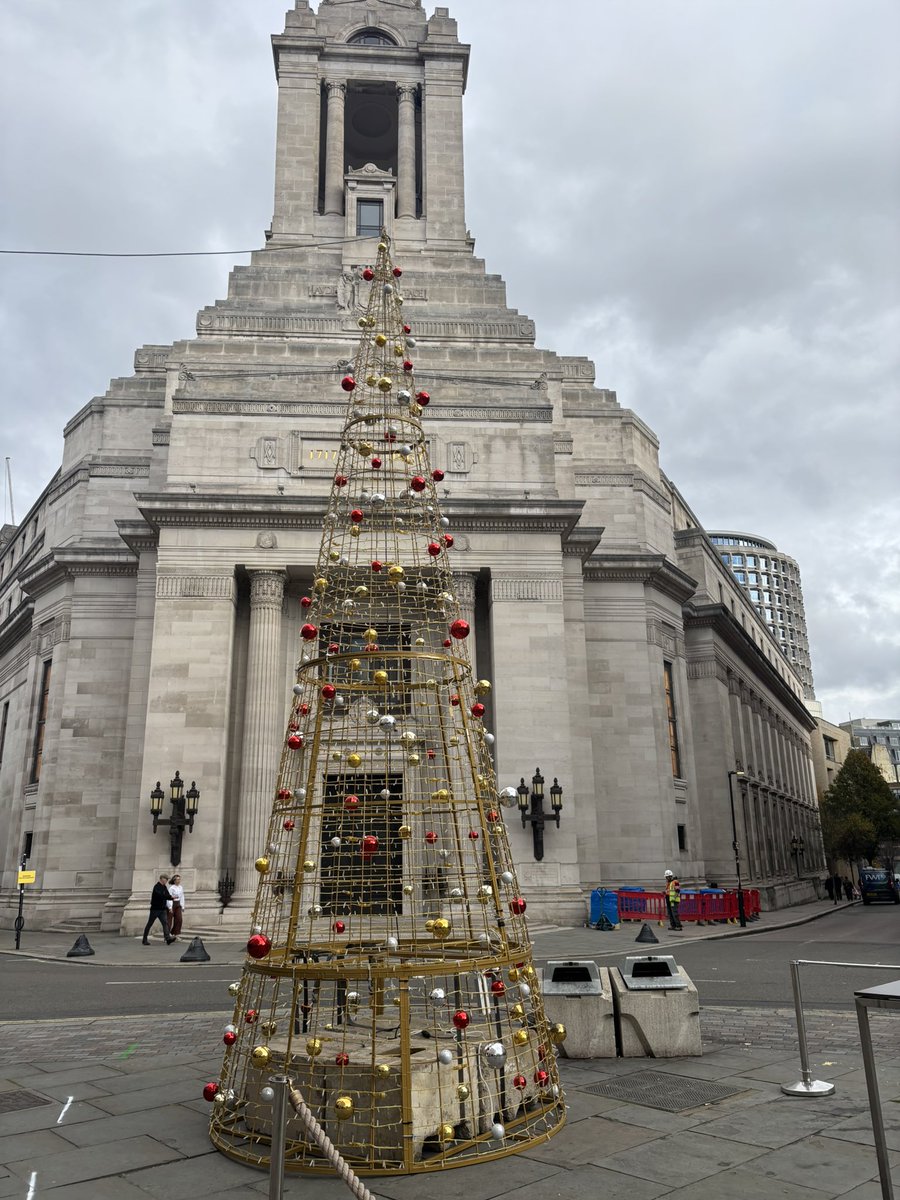 Is it too early for #Christmas not in Great Queen Street in #London it’s not! When I came back past the lights were on. <a href="/FreemasonsHall/">Freemasons’ Hall</a>