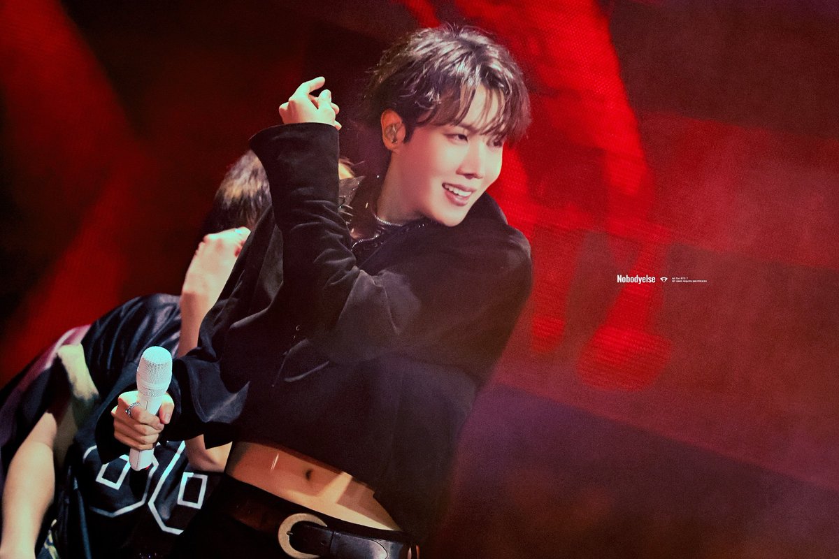 MaratsGirl's tweet photo. #jhope 's belly button should have its own fandom 😭🤏���

#2025MAMAVOTE https://t.co/zSXkEAiKBv