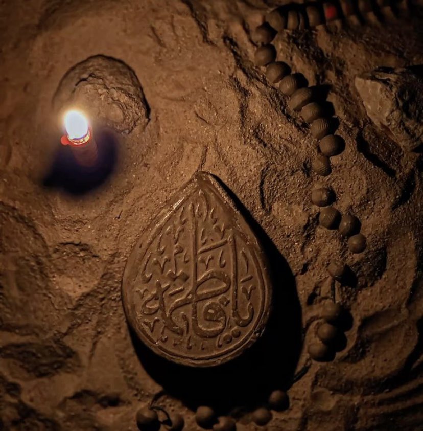 وَفِي لَيْلَةِ الجُمْعَة..
اللَّهُمَّ إنِّي أسْأَلُكَ بِأحَبِّ الأسْمَاءِ إلَيْكَ
بِفَاطِمَةَ بِفَاطِمَةَ بِفَاطِمَة♥️