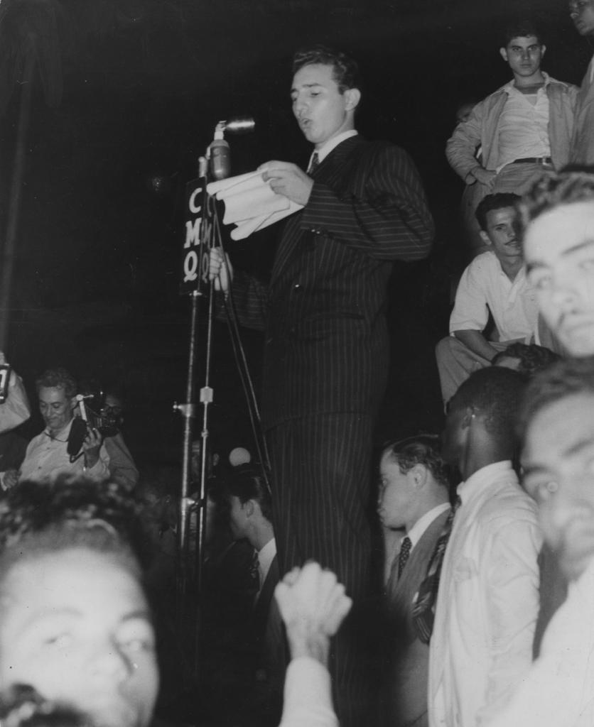 #Fidel en mitin de protesta por el robo de la Campana de la Demajagua del Salón de los Mártires de la Universidad de La Habana, el 6 de noviembre de 1947
#100AñosConFidel  #EducaciónPrimeroDeEnero #1roDeEneroDeVictorias