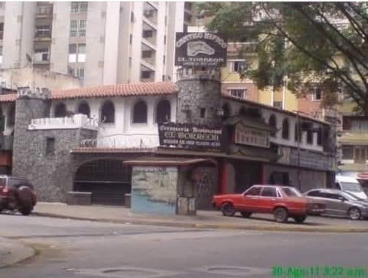Caracas, años 90. Este edificio desde el 1948 hasta el 1968 se llamó  Fuente de soda  El Maitena, de Antonio Arriaga. Luego fue vendido a Silvano  Pascullo y Pedro Hernandez, quienes cambian el nombre a Restaurant y cerveceria El Torreón, cerraron definitivamente hace 5 años