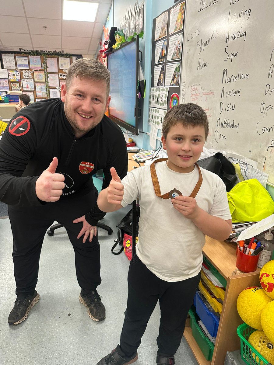 CefnCouncil's tweet image. Week 5 of #StayOnSide at Ysgol Rhosymedre ⚽
Year 6 pupils explored reflection, looked back on what they’ve learned, and finished with a great game of handball! 💪🏐

👏 Congrats to our medal winner for fantastic Welsh word development — da iawn! 🏅

Funded by @TNLComFundWales