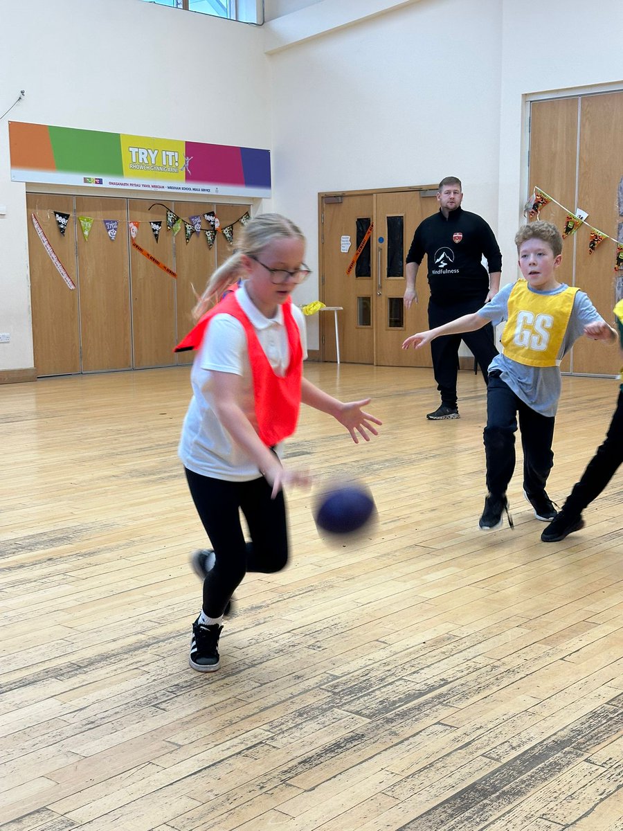 CefnCouncil's tweet image. Week 5 of #StayOnSide at Ysgol Rhosymedre ⚽
Year 6 pupils explored reflection, looked back on what they’ve learned, and finished with a great game of handball! 💪🏐

👏 Congrats to our medal winner for fantastic Welsh word development — da iawn! 🏅

Funded by @TNLComFundWales