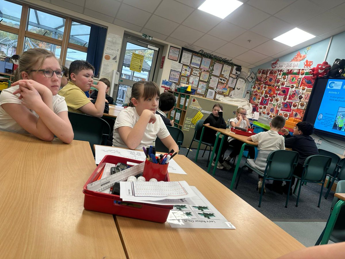 CefnCouncil's tweet image. Week 5 of #StayOnSide at Ysgol Rhosymedre ⚽
Year 6 pupils explored reflection, looked back on what they’ve learned, and finished with a great game of handball! 💪🏐

👏 Congrats to our medal winner for fantastic Welsh word development — da iawn! 🏅

Funded by @TNLComFundWales