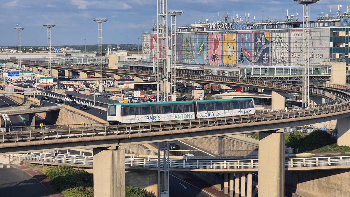 PoteletParisien's tweet photo. Le concept de vitre connectée a été testé sur bus et trams.
Dommage, ce type d’info embarquée (prochains vols, météo, etc ) ferait sens aussi sur les #MP14 & #MI20 #RERB en approche des aéroports
10/16 https://t.co/eFkBAlCqhA
