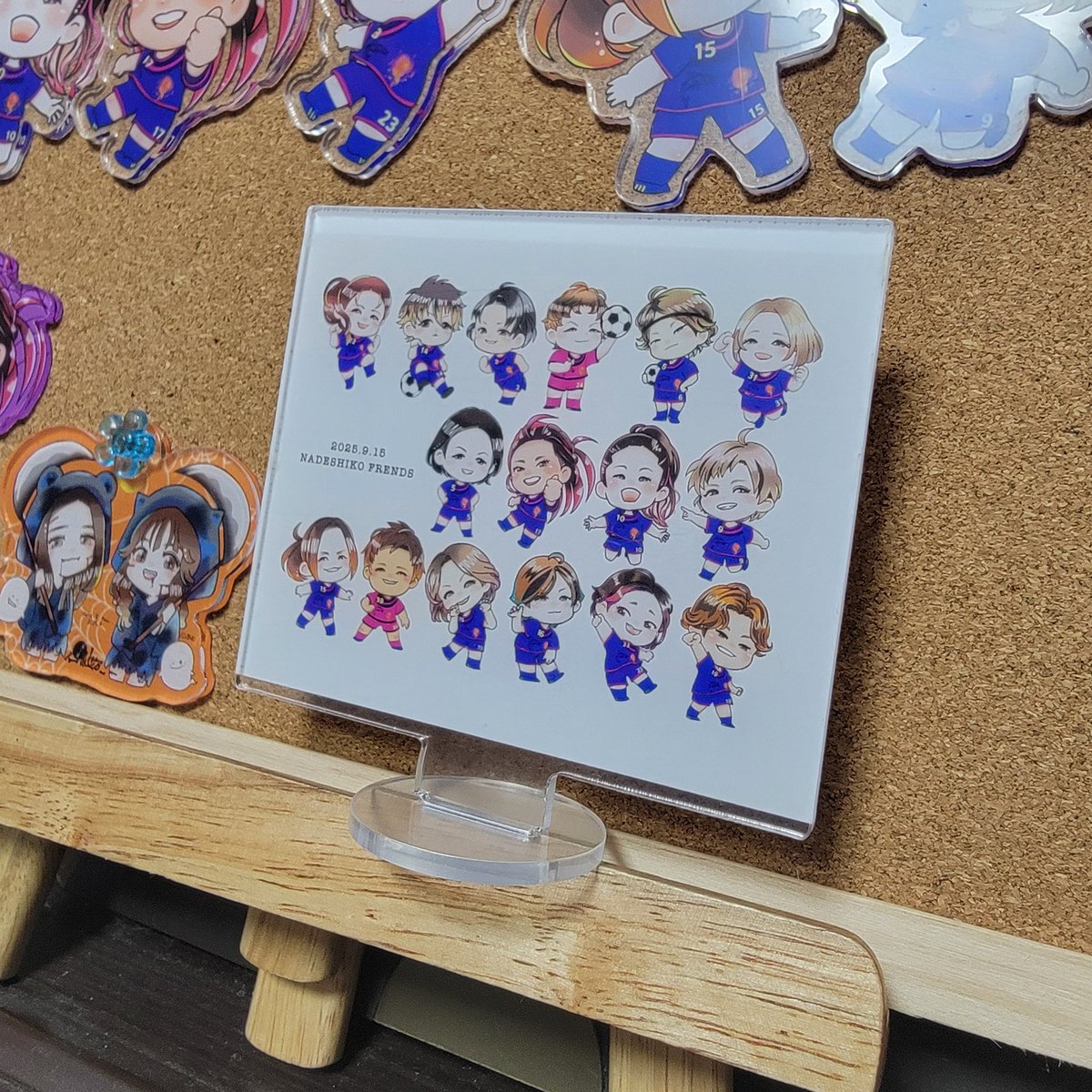 projectYUKI2025's tweet photo. イベントの思い出を、あなたのデスクにも⚽️✨
なでしこフレンズ イラストアクリルスタンド
ランダムステッカー付きで販売中（4,000円）

なでしこの仲間たちが、今もここに。
大切に飾ってもらえたら嬉しいです。

▼購入はこちら
https://t.co/l5g42bd1EJ https://t.co/x138WDRXik