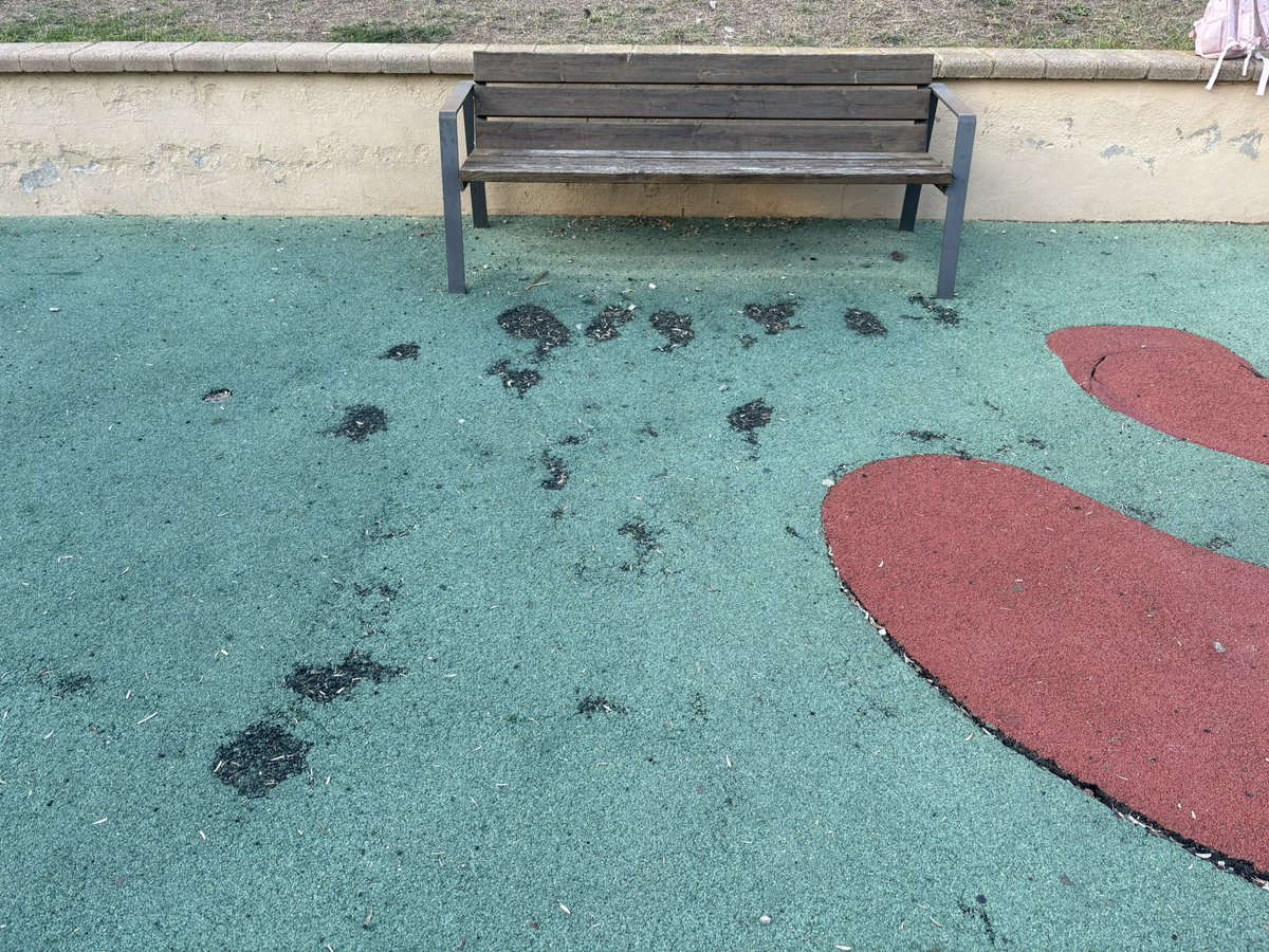 Panxampla's tweet photo. @AjSitges comença a ser bastant lamentable l'estat del parc infantil de Plaça Catalunya, i suposo que no és l'únic.
Apart de la imatge, suposa un risc pq ensopeguen i cauen constantment.
A vere si podeu fer-ne una repassada. https://t.co/a7oQm1hV0e