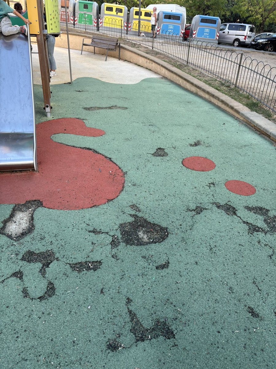 Panxampla's tweet photo. @AjSitges comença a ser bastant lamentable l'estat del parc infantil de Plaça Catalunya, i suposo que no és l'únic.
Apart de la imatge, suposa un risc pq ensopeguen i cauen constantment.
A vere si podeu fer-ne una repassada. https://t.co/a7oQm1hV0e