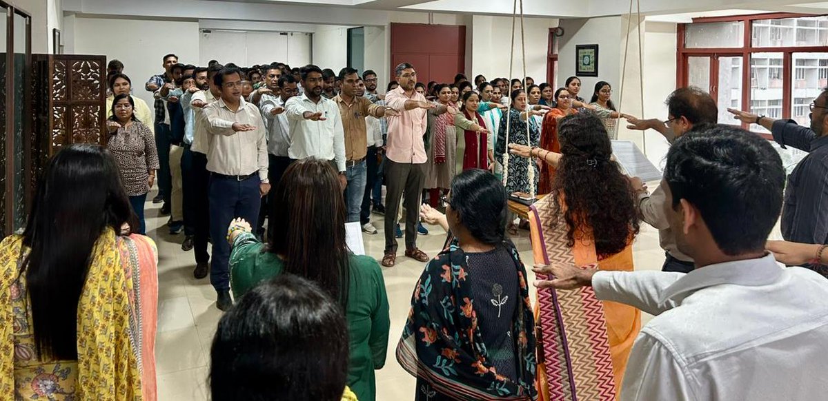 Integrity and vigilance are the twin pillars of good governance.
As part of Vigilance Awareness Week 2025, officers &amp; staff of the Revenue Department took the Integrity Pledge — renewing our shared commitment to honesty, fairness &amp; public trust. <a href="/CMOGuj/">CMO Gujarat</a>