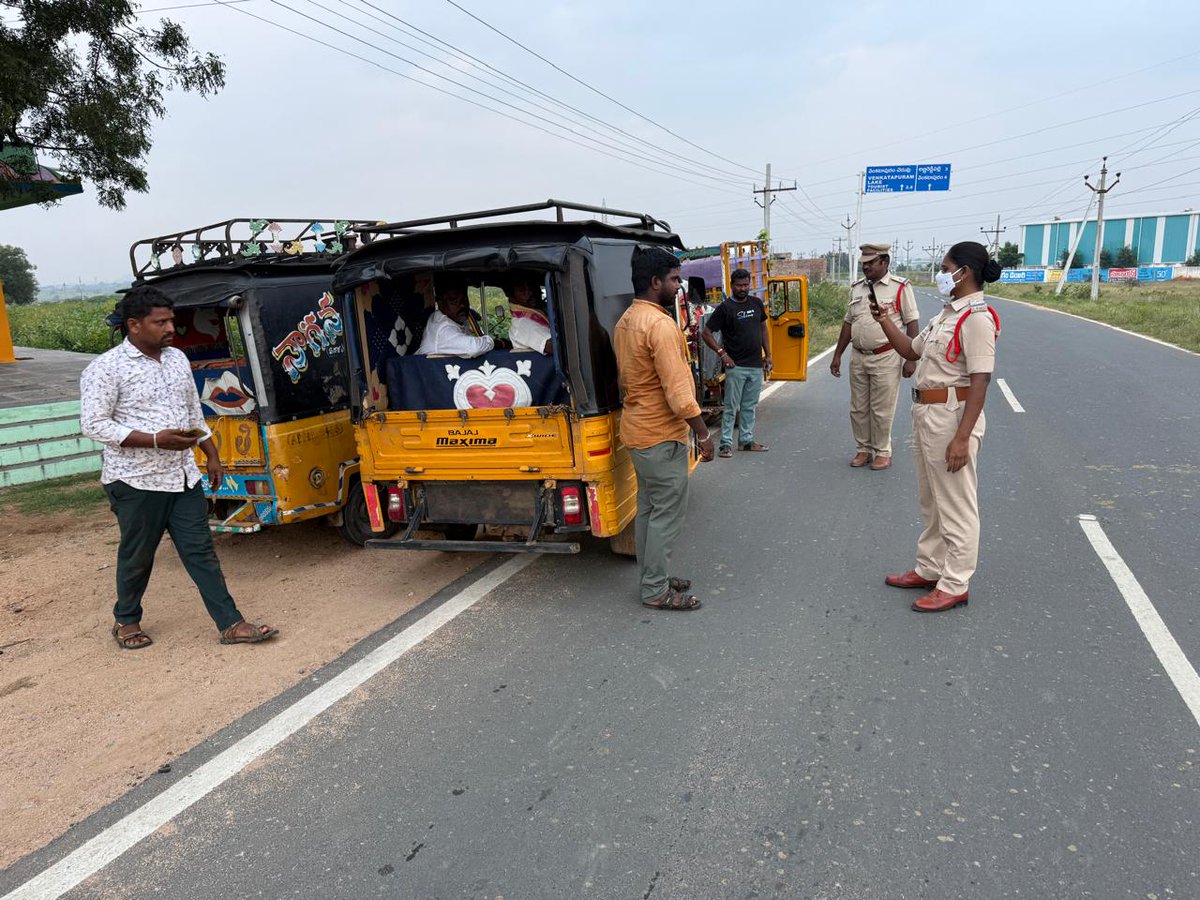 రోడ్డు ప్రమాదాల నివారనే లక్ష్యంగా స్పెషల్ డ్రైవ్ నిర్వహించాలని మరియు మోటారు వాహన చట్టాన్ని అమలు చేయాలన్న నంద్యాల జిల్లా  గారి ఆదేశాలమేరకు నంద్యాల జిల్లా వ్యాప్తంగా అన్ని పోలీస్ స్టేషన్ ల అధికారులు వారి సిబ్బంది సహాయంతో ముమ్మరంగా వాహనం తనిఖీలు నిర్వహించడం జరుగుతుంది