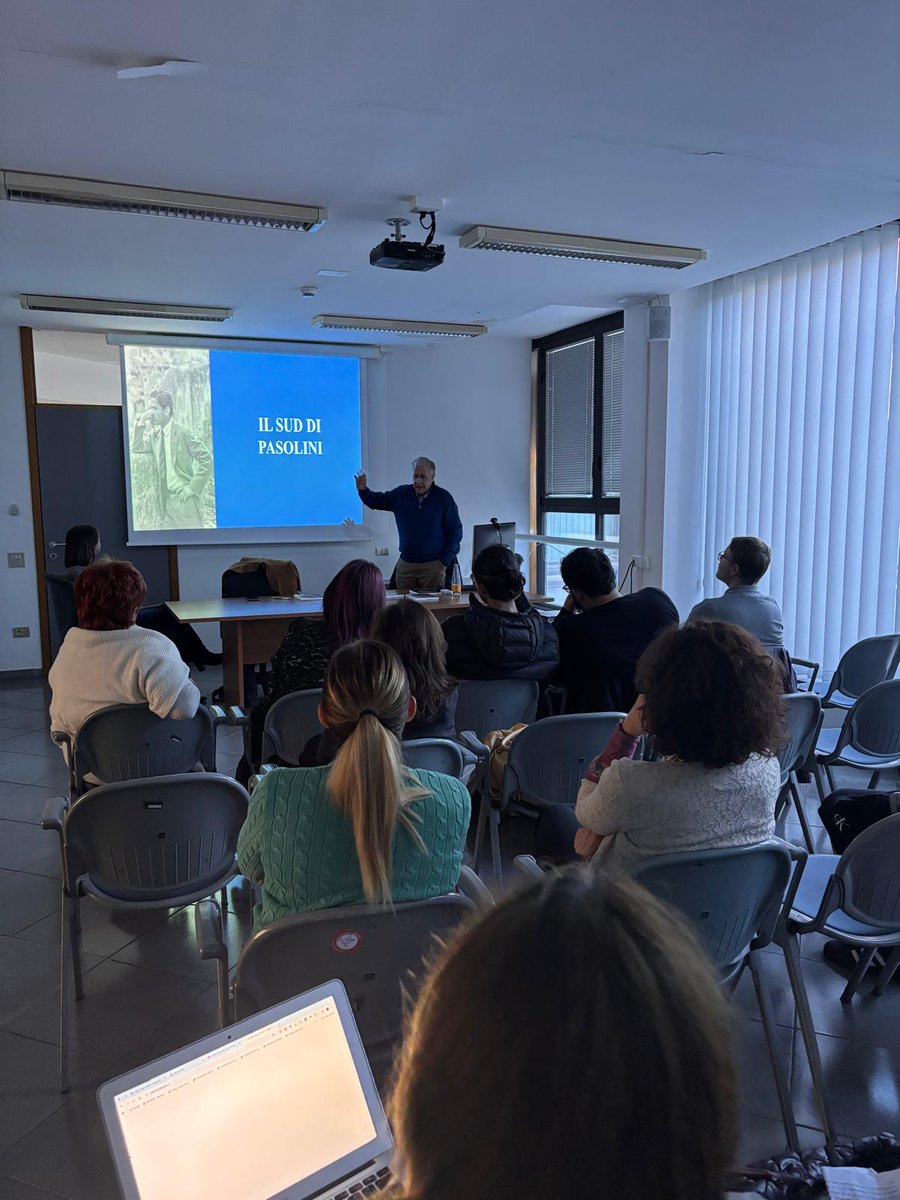 #eventinbiblio #pasolini50 Alcuni scatti dal 5°evento della 𝐒𝐞𝐭𝐭𝐢𝐦𝐚𝐧𝐚 𝐩𝐚𝐬𝐨𝐥𝐢𝐧𝐢𝐚𝐧𝐚 tenutosi ieri mattina.
Per il Pasolini 𝑎𝑛𝑡𝑟𝑜𝑝𝑜𝑙𝑜𝑔𝑜 𝐏𝐚𝐨𝐥𝐨 𝐒𝐩𝐞𝐫𝐚𝐧𝐳𝐚 ripercorre i luoghi dell'artista con il suo "𝐺𝑒𝑜𝑔𝑟𝑎𝑓𝑖𝑒 𝑃𝑎𝑠𝑜𝑙𝑖𝑛𝑖𝑎𝑛𝑒"