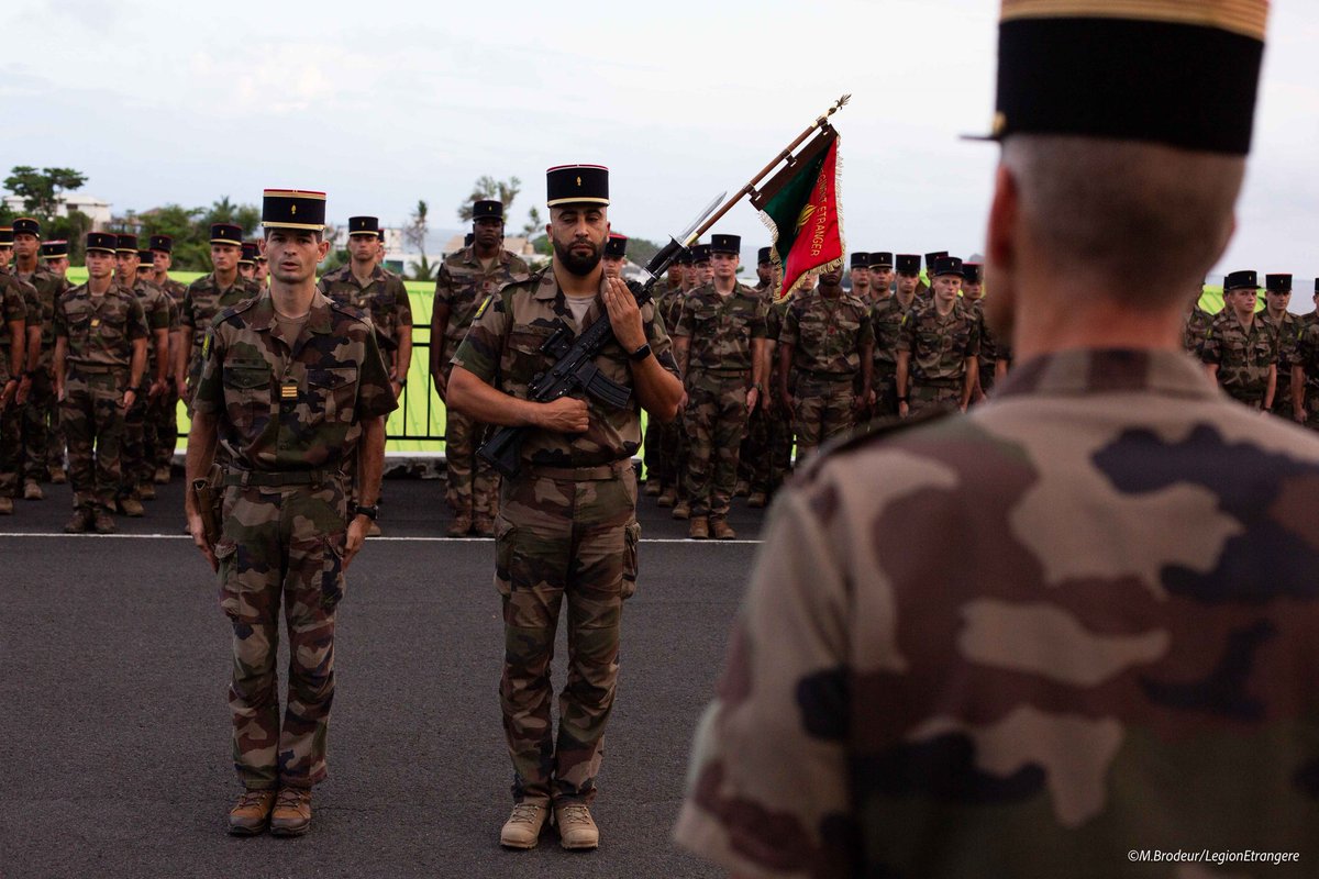 5reofficiel's tweet photo. Ce jeudi, le CDC du #5RE a remis au commandant de la nouvelle 1re compagnie son fanion.
La 1re cie du 126RI arme désormais la 1re cie du 5RE.
Engagés dans les missions permanentes et de préparation opérationnelle du régiment, ils serviront avec honneur et fidélité 🫡🟢🔴 https://t.co/JW9PgH21yH