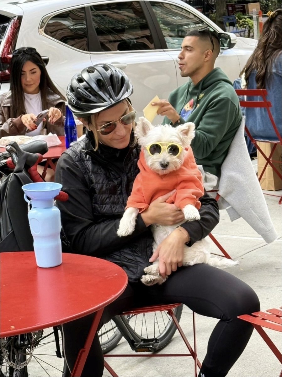 LFOUNDOS's tweet image. Post-ride coffee stop. ☕🚴‍♀️ Nothing better than a good workout and a cool co-pilot to match. 🐶💪