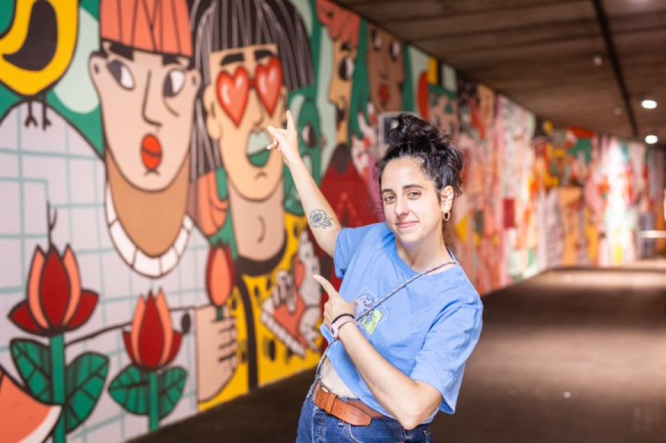 _MireiaMartin's tweet image. Ha mort la il·lustradora Amaia Arrazola, a 41 anys. Feia poc més d'un mes que li havien detectat càncer. Se m'ha trencat el cor. Una persona plena de vitalitat i talent. 💔

Deixa una filla, un marit i una família. Ens queda el seu imaginari artístic, de colors i optimisme. 🎨