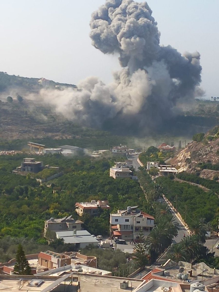 إذا كانت إسرائيل تستبيح لبنان بكل هذه العدوانية والهمجية ولا زال حزب الله محتفظ بسلاحه فكيف سيكون الوضع وقد سلم السلاح.؟؟!!
المقاومة في لبنان بحاجة إلى إسناد لبناني من كل الطوائف والأحزاب لتأديب هذا العدو الخبيث وإعادته إلى حظيرته التي خنع فيها 18 عام بعد حرب 2006.