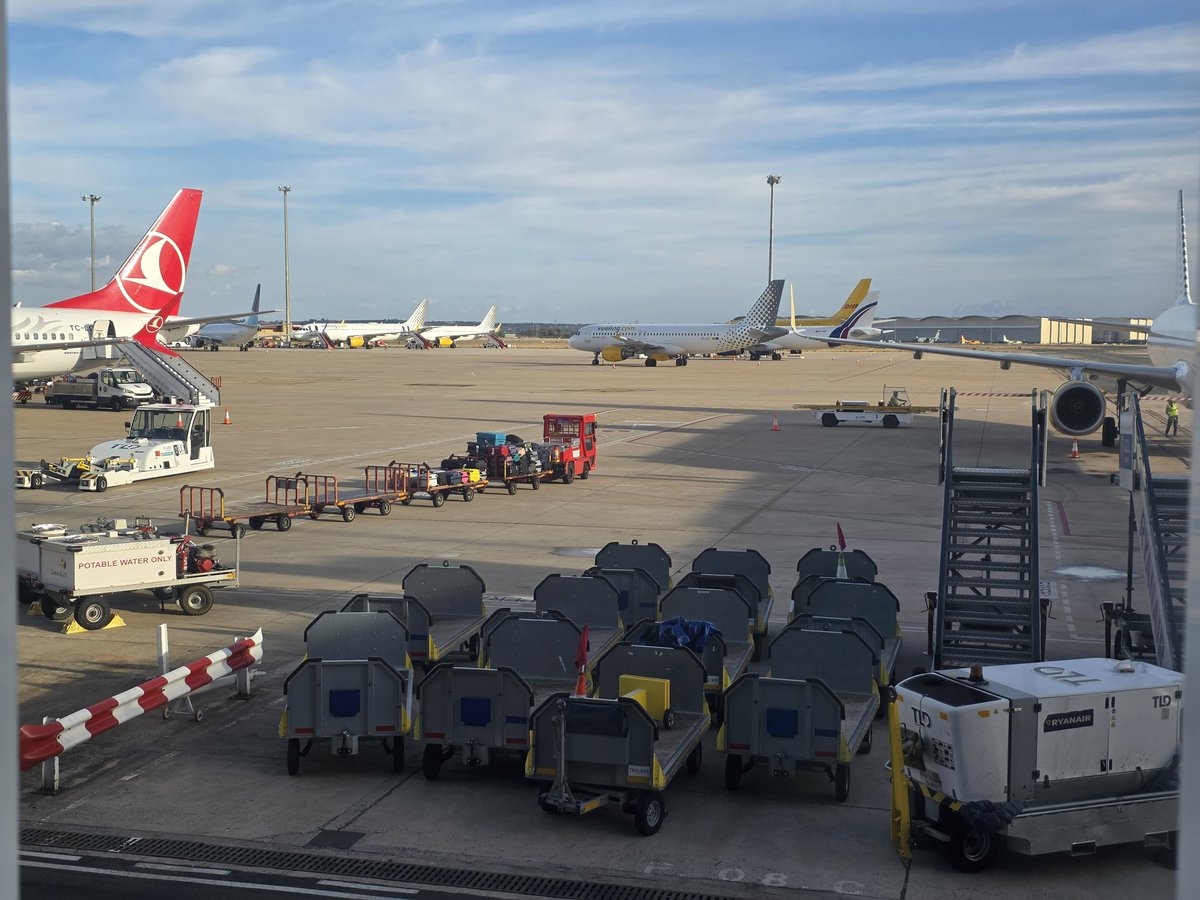 Hoy vamos a volar a Gatwick 😍.
Lleno