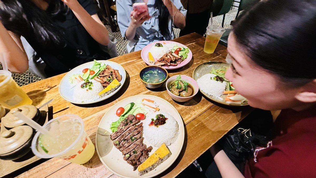 JIUInterCulture's tweet photo. Duy Tan大学で日本語教育実践をする学生からまたまたお便りが届きました。元気そうですね。教えることは最高の学びです。たくさん食べて、頑張ってくださいね！

#DuyTan #ベトナム #日本語教育 https://t.co/4kRXnhfYSc